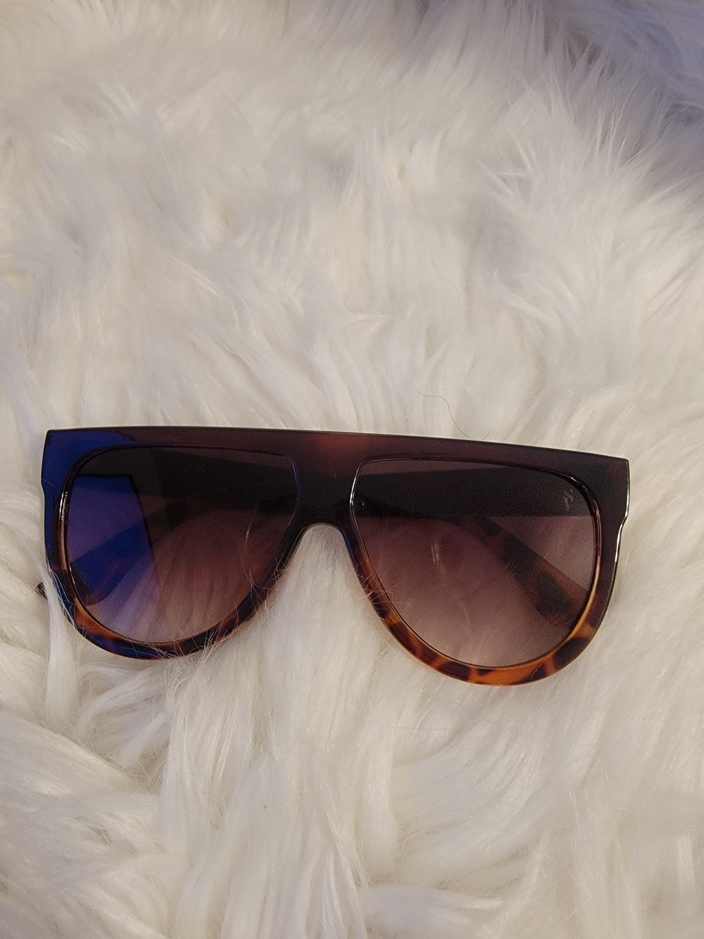 Tortoiseshell Sunglasses - Classic Brown Simply Vera - Picture 4 of 5